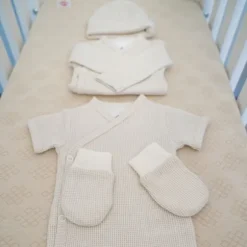 De Lodger Ciumbelle Overslagromper Cloud Dancer Mt. 62 is een praktisch rompertje voor pasgeboren baby's door de handige overslag. ✓Laagste Prijsgarantie