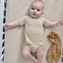 De Lodger Ciumbelle Overslagromper Cloud Dancer Mt. 62 is een praktisch rompertje voor pasgeboren baby's door de handige overslag. ✓Laagste Prijsgarantie