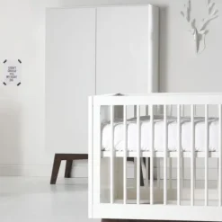 Kidsmill Sixties Babykamer Wit Mat / Walnoot | Bed 60 x 120 cm + Commode